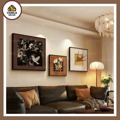 Không gian phòng ngủ trang trí với đèn ngủ treo tường, tranh canvas và rèm màu be.